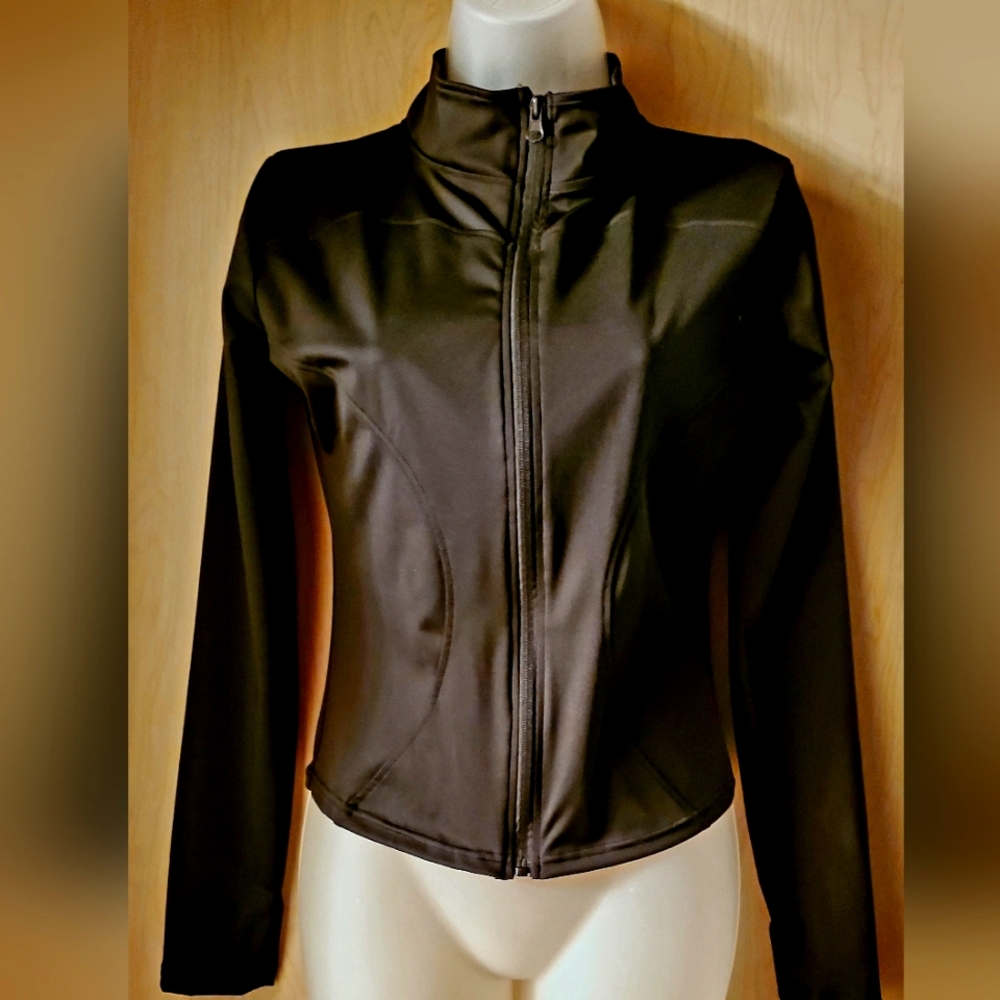 NWOT; Women's solid mock neck, zip up yoga shirt w/ thumb holes🖤